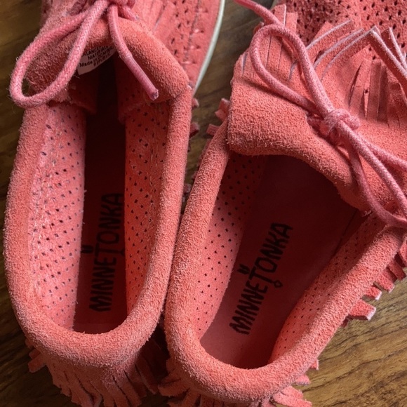 Minnetonka perforated leather fringe booties size 6.5 - Picture 8 of 10